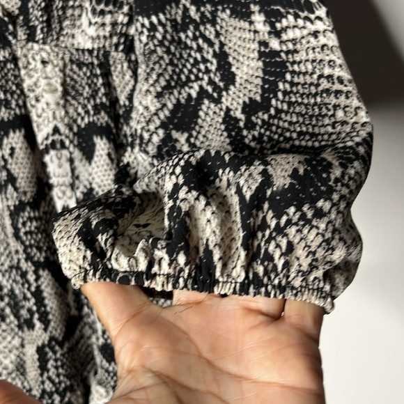 BLUSH Snake Print Plunge V-Neckline Ruffle Long Sleeve Romper Size M - Picture 7 of 9